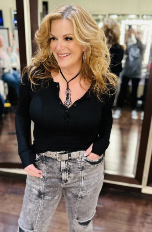 Trisha Yearwood as seen in an April 22 Instagram post | Source: Instagram.com/trishayearwood/